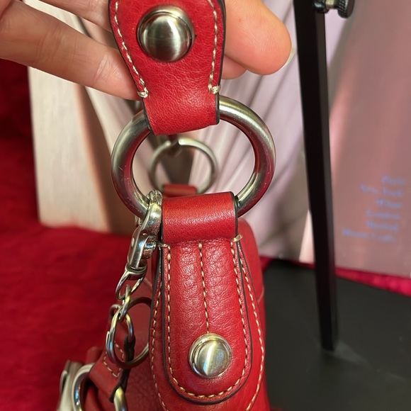 B MAKOWSKY GENUINE RED PEBBLED LEATHER CROSSBODY HANDBAG WITH LEOPARD LINING - Picture 4 of 13